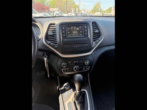 Granite Crystal Metallic Clearcoat 2017 Jeep Cherokee Altitude