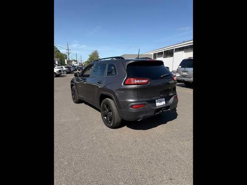 Granite Crystal Metallic Clearcoat 2017 Jeep Cherokee Altitude