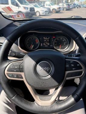 Granite Crystal Metallic Clearcoat 2017 Jeep Cherokee Altitude