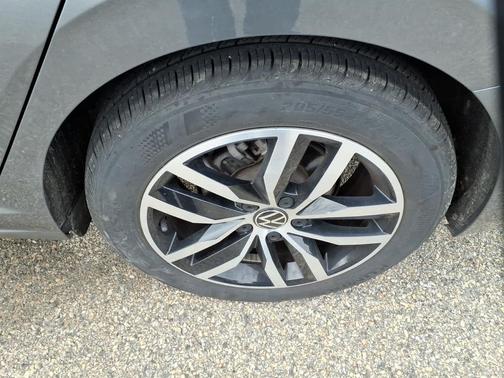 Platinum Gray Metallic 2025 Volkswagen Jetta 1.5T SE
