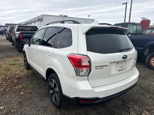 Crystal White Pearl 2017 Subaru Forester 2.5i Premium