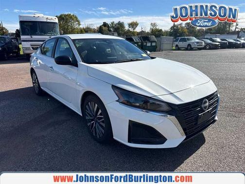 Glacier White 2025 Nissan Altima SV FWD