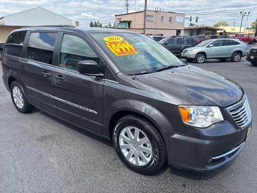 2016 Chrysler Town & Country Touring
