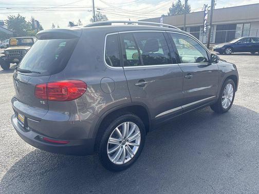Deep Black Pearl 2016 Volkswagen Tiguan SE