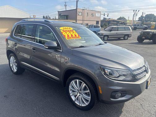 Deep Black Pearl 2016 Volkswagen Tiguan SE