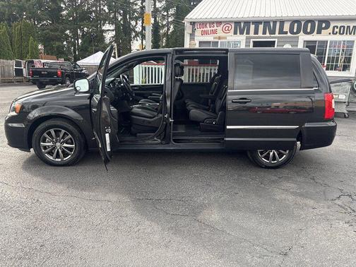 2015 Chrysler Town & Country S