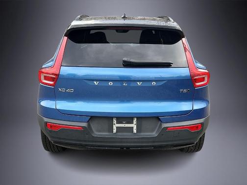 Bursting Blue Metallic 2021 Volvo XC40 T5 R-Design