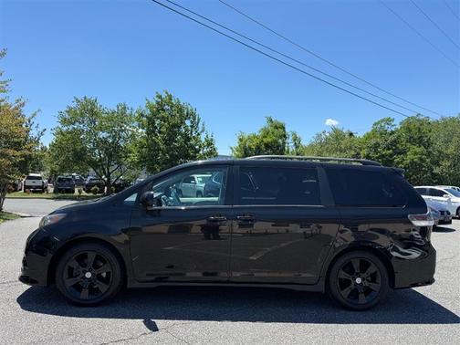 Black 2011 Toyota Sienna SE
