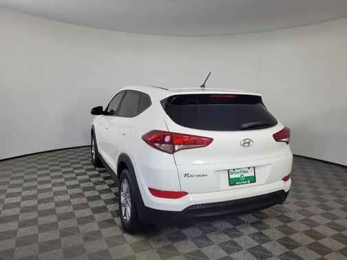 Dazzling White 2018 Hyundai TUCSON SE