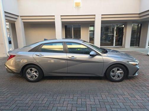 2024 Hyundai ELANTRA SE