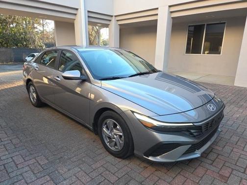 2024 Hyundai ELANTRA SE