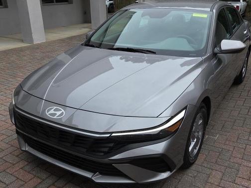 2024 Hyundai ELANTRA SE