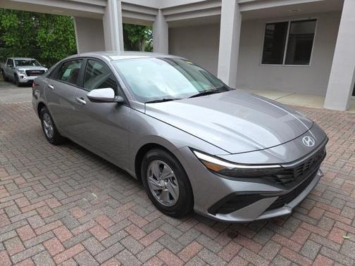 2024 Hyundai ELANTRA SE
