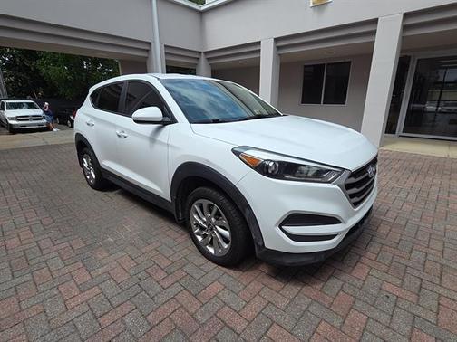 Dazzling White 2018 Hyundai TUCSON SE