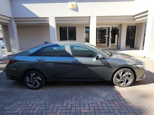2025 Hyundai ELANTRA HEV SEL Sport
