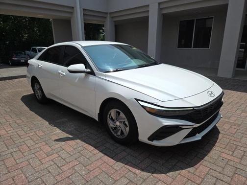2024 Hyundai ELANTRA SE