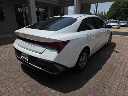 2024 Hyundai ELANTRA SE