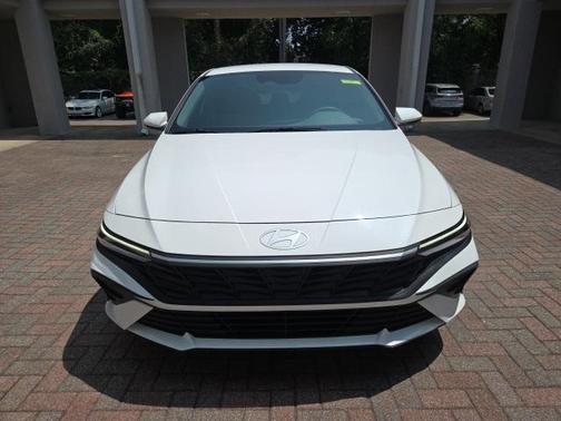 2024 Hyundai ELANTRA SE