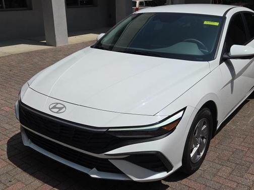 2024 Hyundai ELANTRA SE