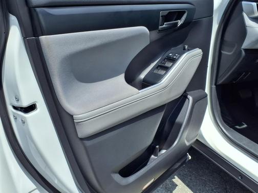 2020 Toyota Highlander LE