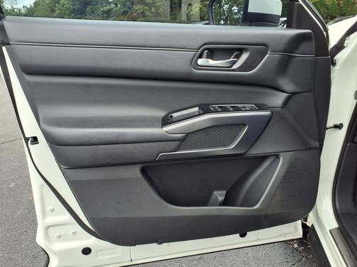 2023 Nissan Pathfinder SL FWD