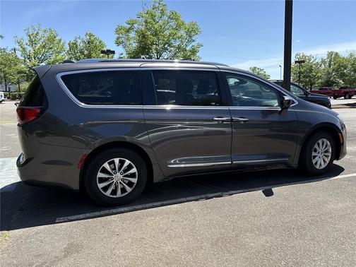 Granite Crystal Metallic Clearcoat 2018 Chrysler Pacifica Touring-L Plus