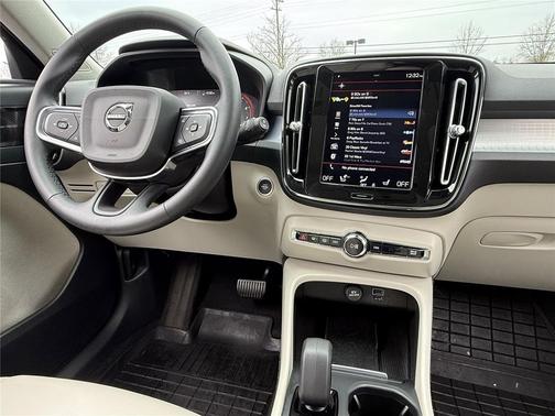 2022 Volvo XC40 T5 Momentum