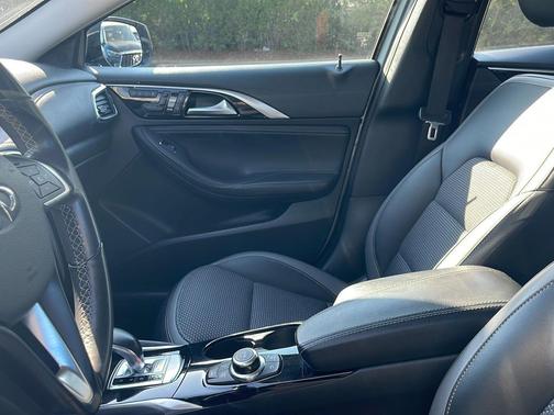 2019 INFINITI QX30 LUXE