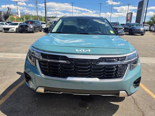 Blue / Black 2025 Kia Seltos S