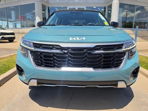 Blue / Black 2025 Kia Seltos S