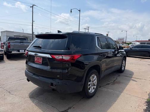 Mosaic Black Metallic 2018 Chevrolet Traverse LT Cloth