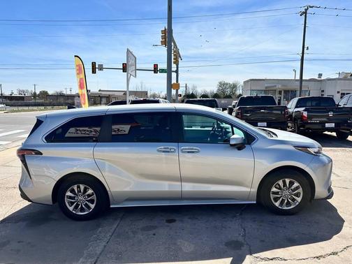 2022 Toyota Sienna LE