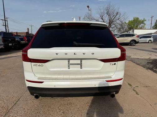 Crystal White Metallic 2020 Volvo XC60 T6 Momentum