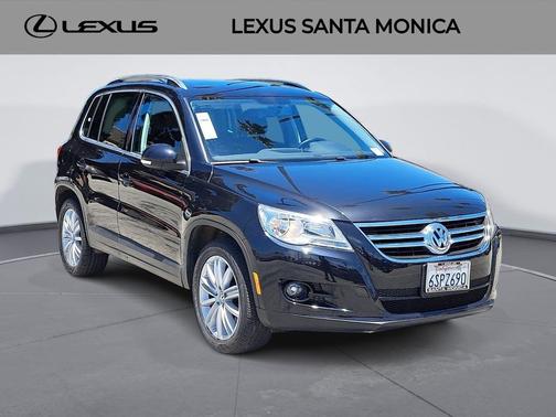 Deep Black Metallic 2011 Volkswagen Tiguan SE