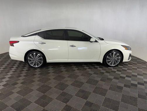 Pearl White Tricoat 2024 Nissan Altima 2.5 SL