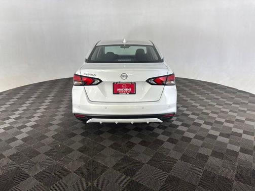 Aspen White Tricoat 2025 Nissan Versa 1.6 SV