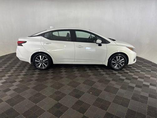 Aspen White Tricoat 2025 Nissan Versa 1.6 SV