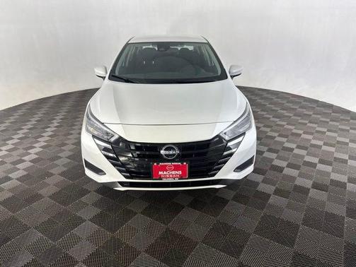 Aspen White Tricoat 2025 Nissan Versa 1.6 SV