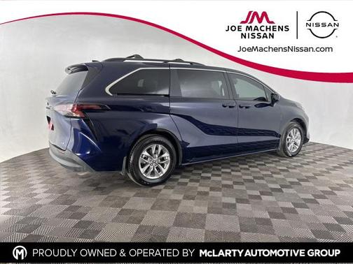 2025 Toyota Sienna LE