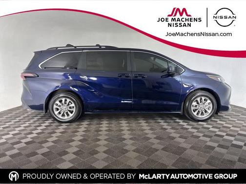 2025 Toyota Sienna LE