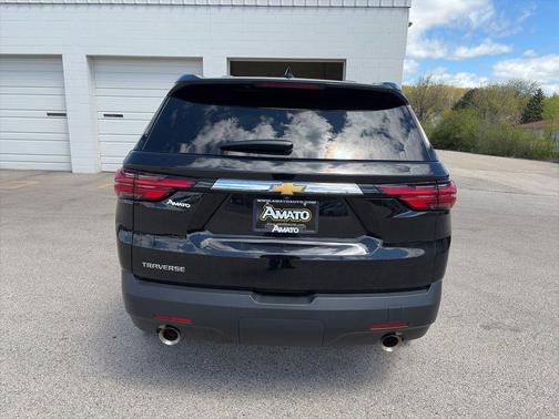 Mosaic Black Metallic 2022 Chevrolet Traverse LS