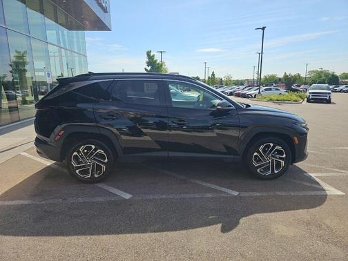 Phantom Black 2025 Hyundai TUCSON Limited