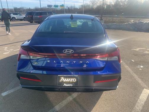 2024 Hyundai ELANTRA SE
