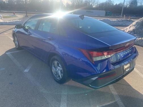 2024 Hyundai ELANTRA SE