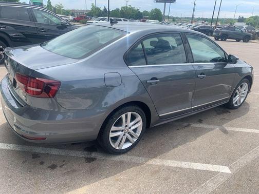 Platinum Gray Metallic 2017 Volkswagen Jetta 1.8T SEL