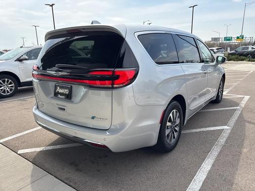 2022 Chrysler Pacifica Hybrid Limited