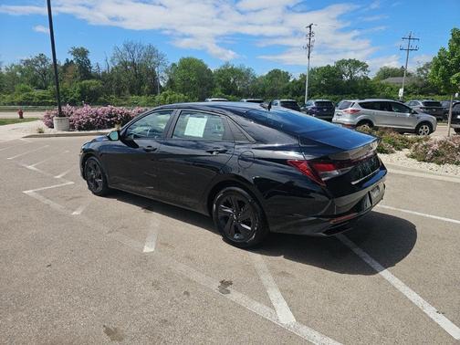 Phantom Black 2021 Hyundai ELANTRA SEL