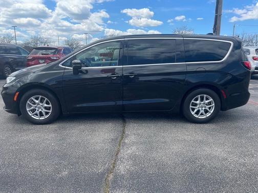 2023 Chrysler Pacifica Touring-L