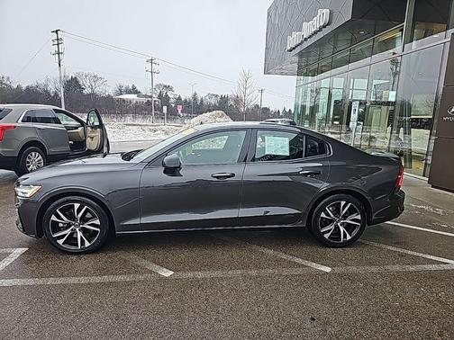 2024 Volvo S60 B5 Core Dark Theme