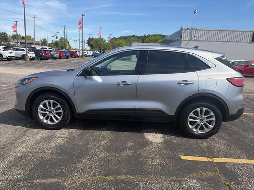 Iconic Silver Metallic 2022 Ford Escape SE
